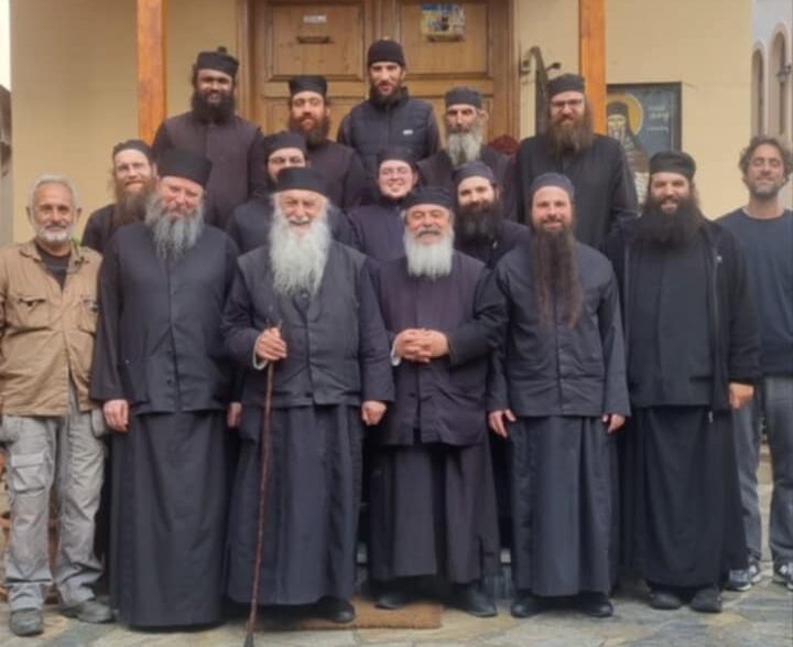 Ο Γέροντας Ζαχαρίας, ο ηγούμενος Γ. Πέτρος και οι πατέρες από το Εσσεξ της Αγγλίας