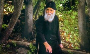 Άγιος Παΐσιος ο Αγιορείτης: Εί­μα­στε υπο­χρε­ω­μέ­νοι τον πόνο του άλ­λου, να τον κά­νου­με δικό μας πόνο